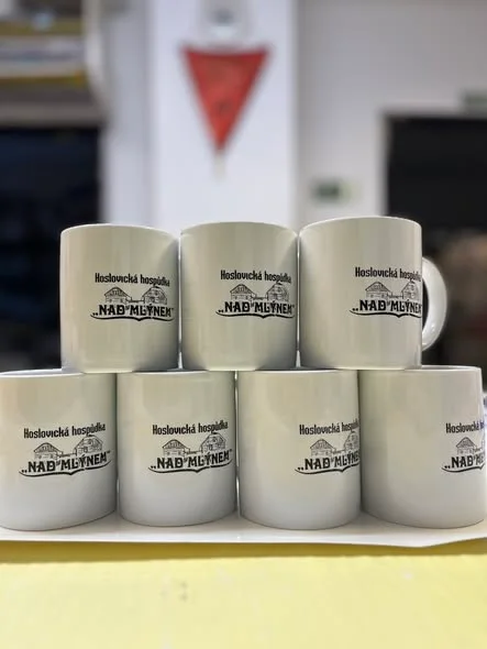 Reklamní hrnky pro Hostovickou hospůdku Nad Mlýnem