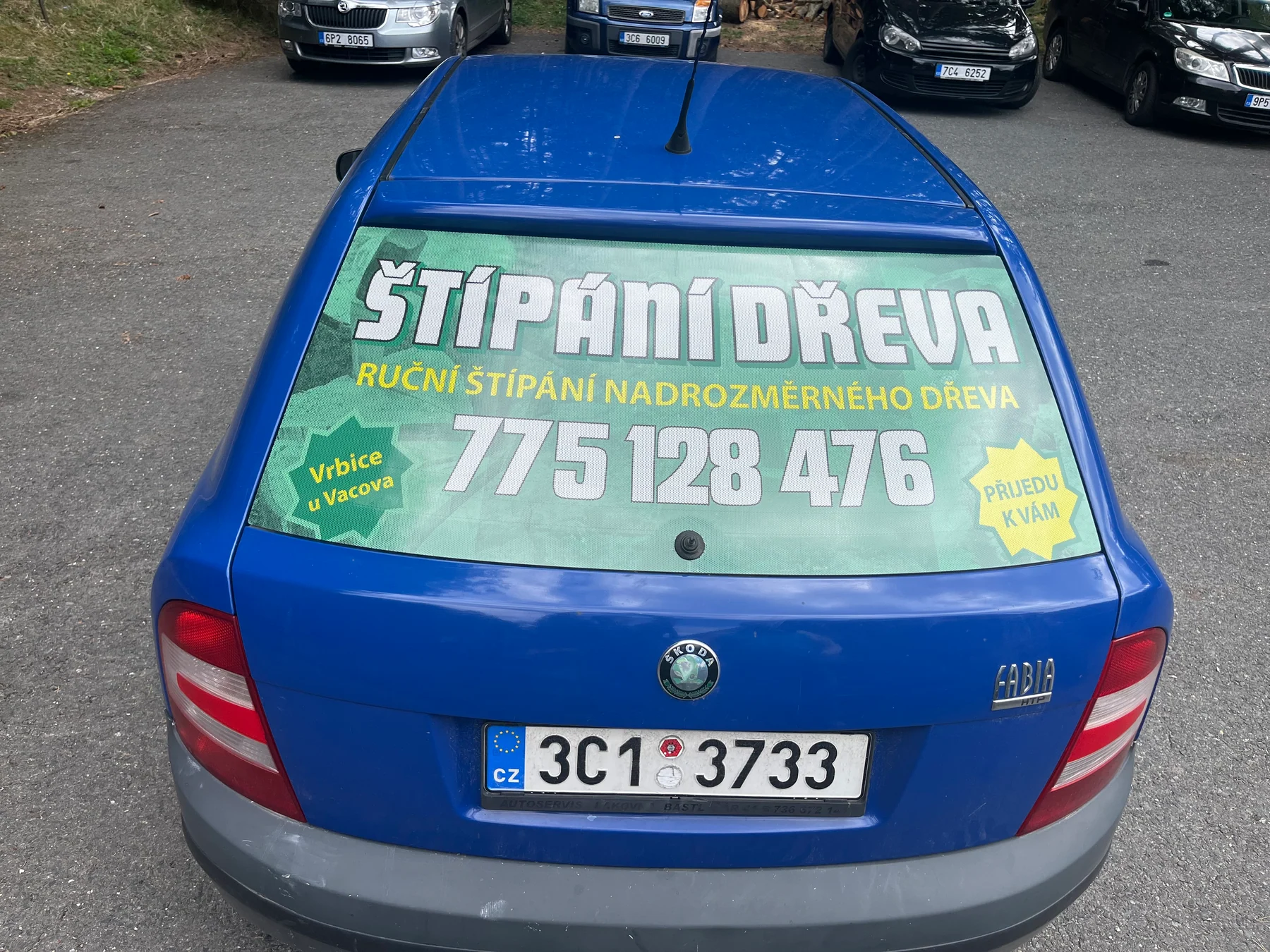 Reklamní perforovaná fólie na zadním skle automobilu